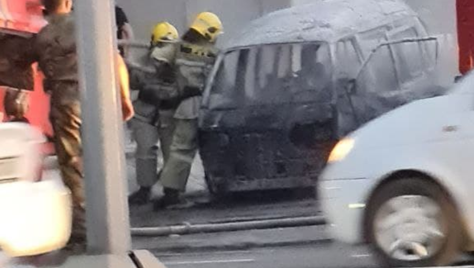 В Ташкенте посреди дороги вспыхнул «Дамас» - видео