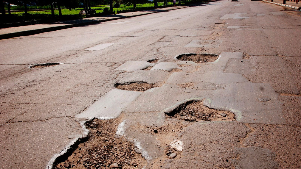 Объясняем водителям Узбекистана, почему не следует тормозить перед ямами на дороге