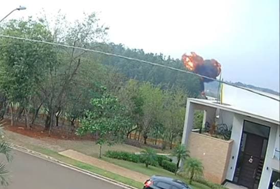 Семь человек погибли при крушении самолета в Бразилии - видео