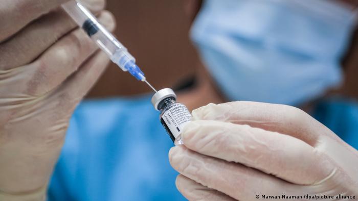В России хотят начать производство вакцины сразу от двух штаммов коронавируса