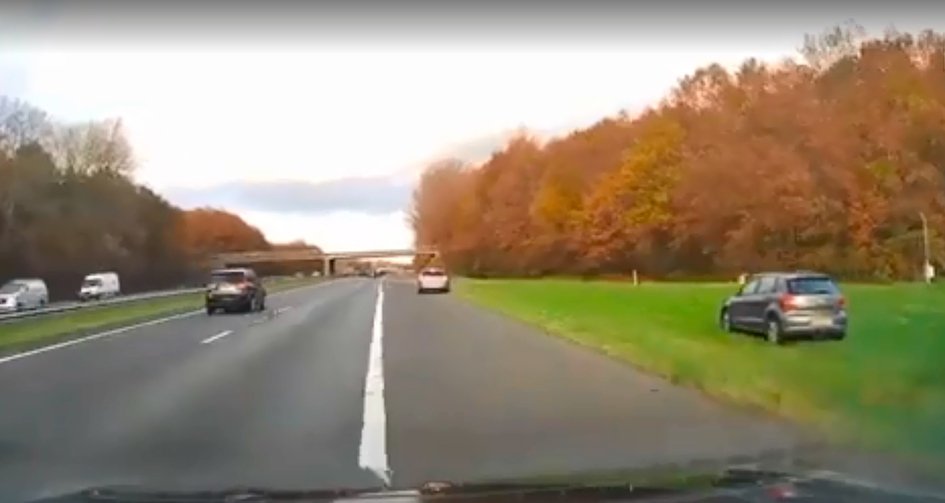 Женщина потеряла сознание за рулем прямо на дороге и въехала в другую машину – видео