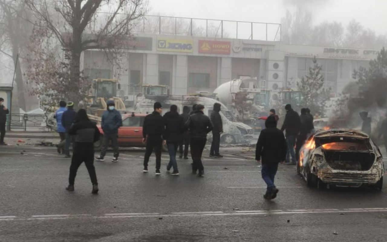 Кыргызстан решил эвакуировать своих граждан из Казахстана 