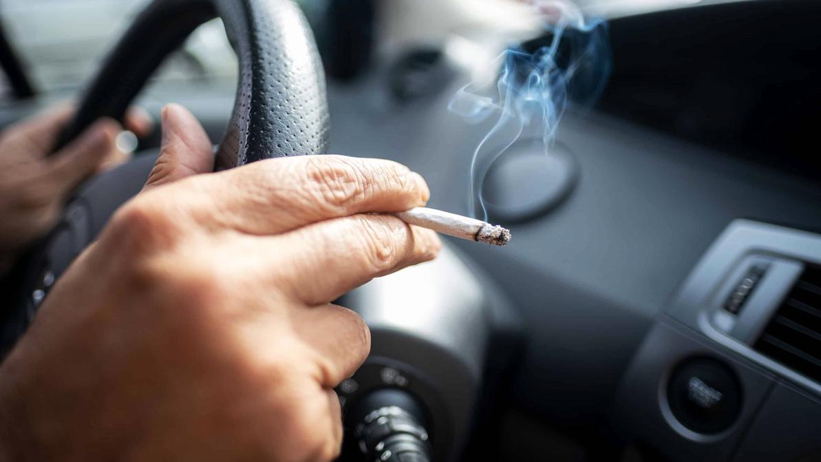 Чем опасно курение сигареты за рулем?