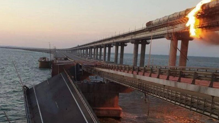 При подрыве грузовика на Крымском мосту погибли три человека