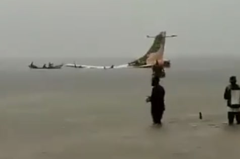Самолет в Танзании упал в озеро вместе с пассажирами — видео