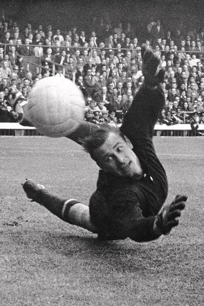 Afsonaviy sovet darvozaboni Lev Yashin SSSR terma jamoasining darvozasini himoya qilish jarayonlari. Chili, 1962-yil<br>