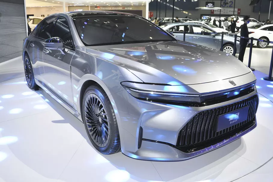 Toyota презентовала роскошный заднеприводный седан Crown