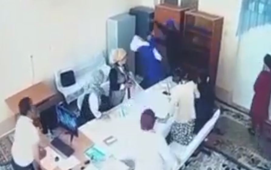 В Сурхандарье разъяренный мужчина избил женщин в школе (видео)
