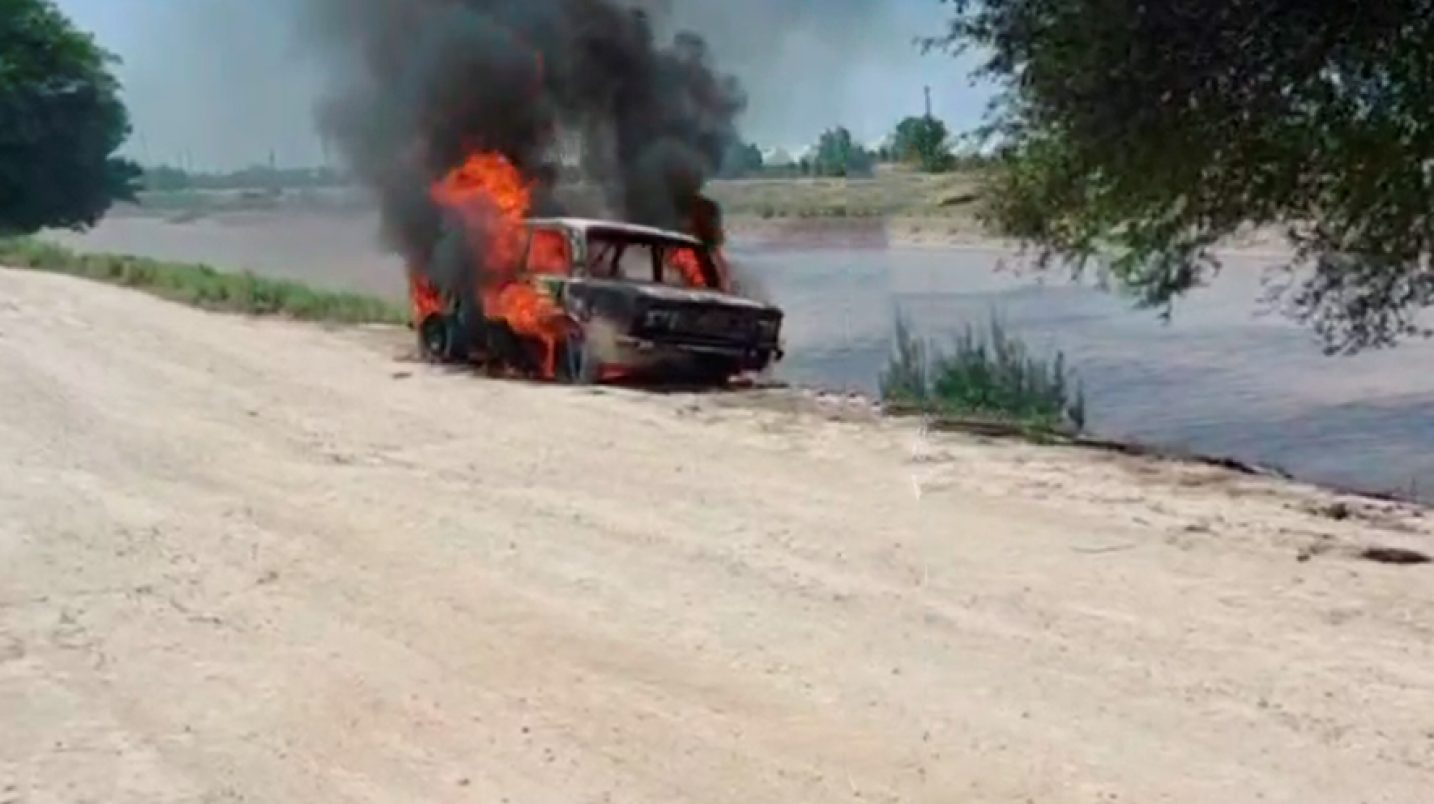 В Кашкадарье сгорел «Жигули»: внутри автомобиля нашли тело (видео)