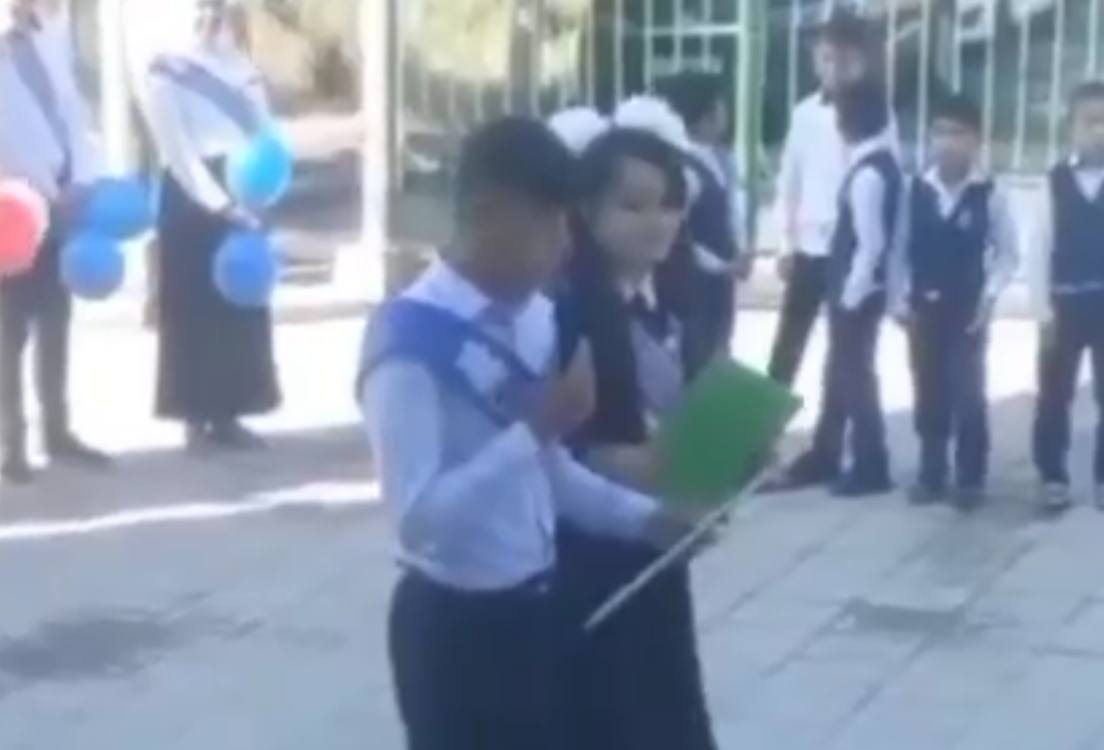 В Узбекистане во время линейки выпускник заматерился на всю школу