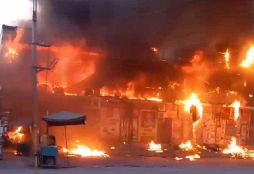 В Сурхандарье произошел крупный пожар в универмаге: его тушили полтора часа (видео)
