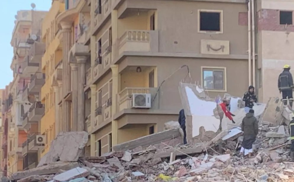 В Египте рухнула многоэтажка, под завалами могут находиться сотни людей (видео)