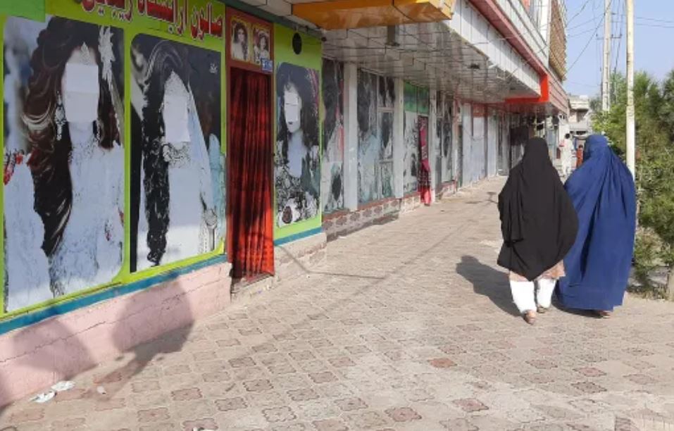 Талибы запретили работу салонов красоты и парикмахерских в Афганистане