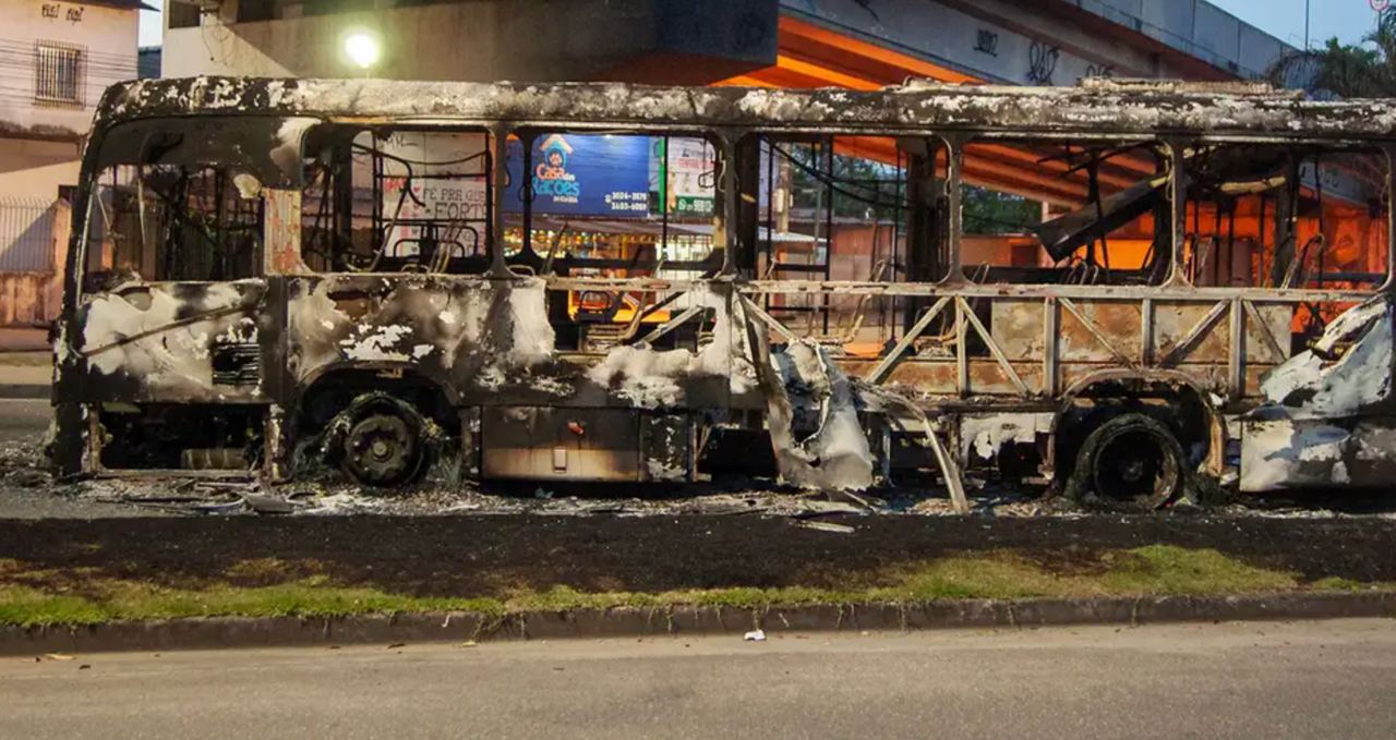 В Бразилии преступная банда подожгла более 30 автобусов и поезд