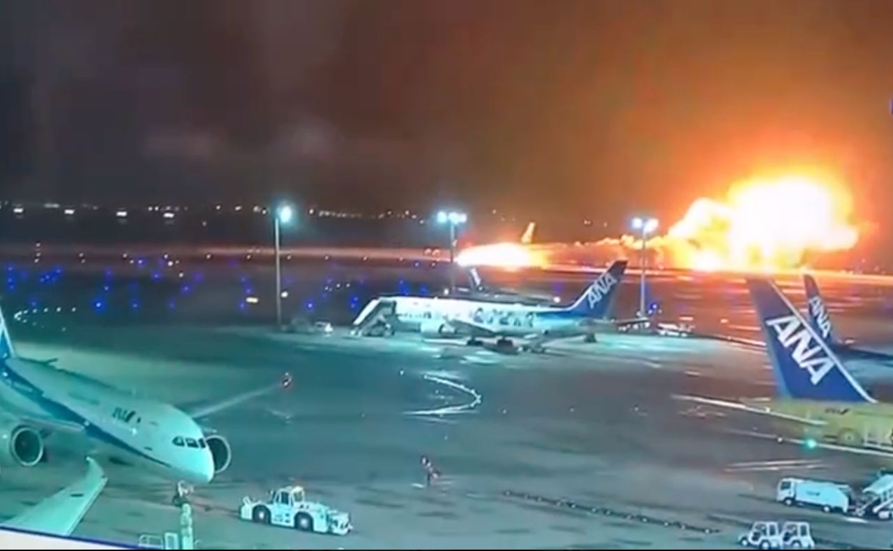 В Токио во время посадки загорелся пассажирский самолет Airbus