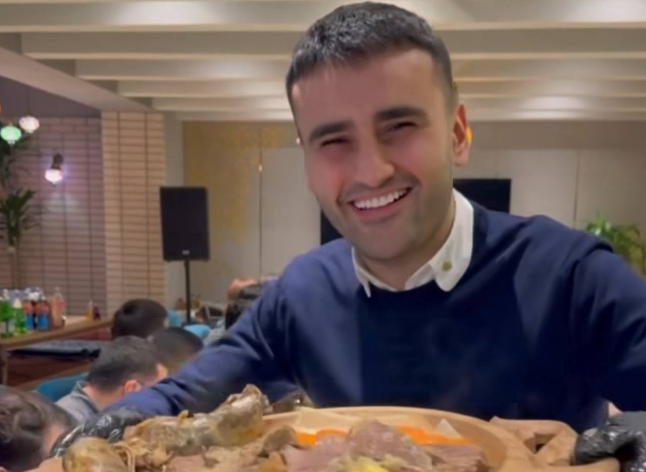 Турецкий повар Бурак Оздемир приготовил «бешбармак» под узбекскую песню