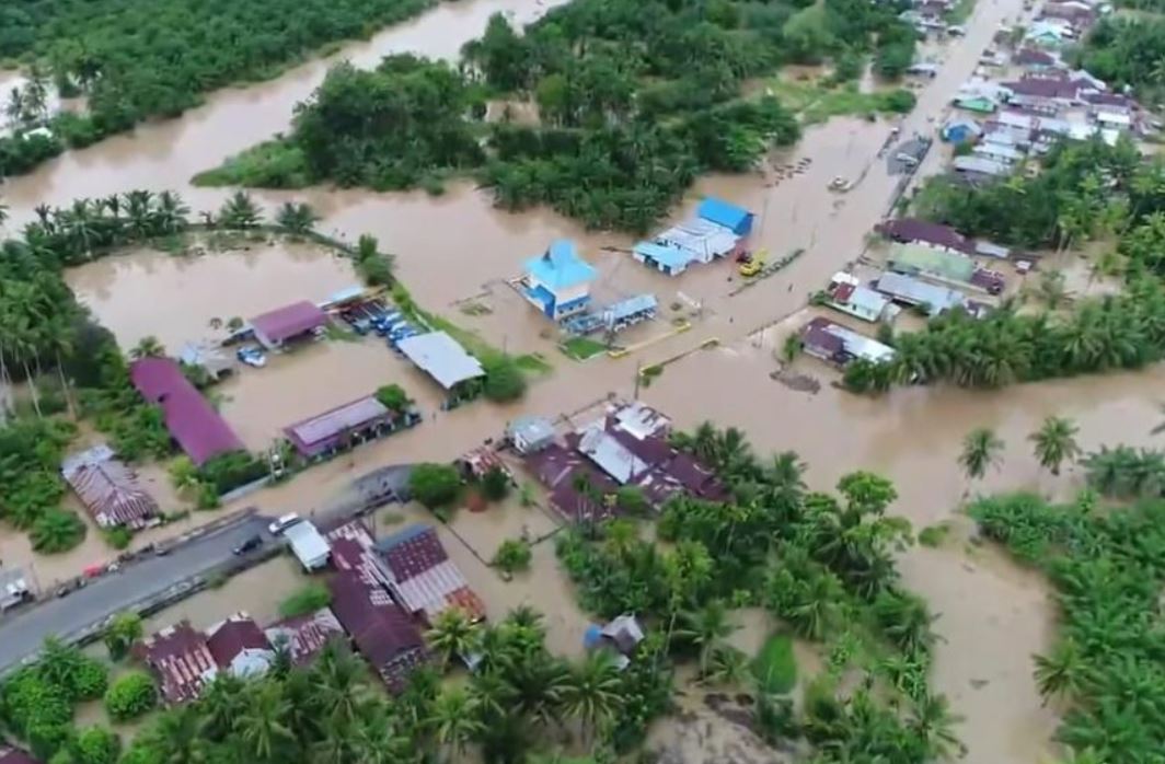 В Индонезии почти 20 человек стали жертвами наводнения