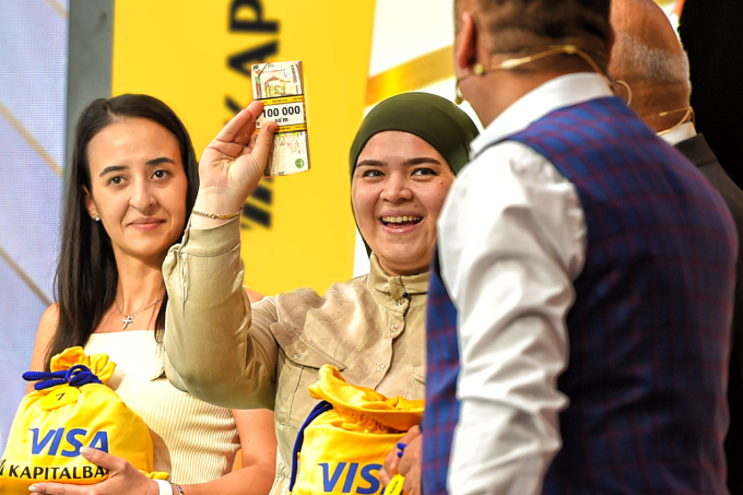 Главный приз акции «Килограмм денег» от Visa Kapitalbank получила девушка из Ташкента