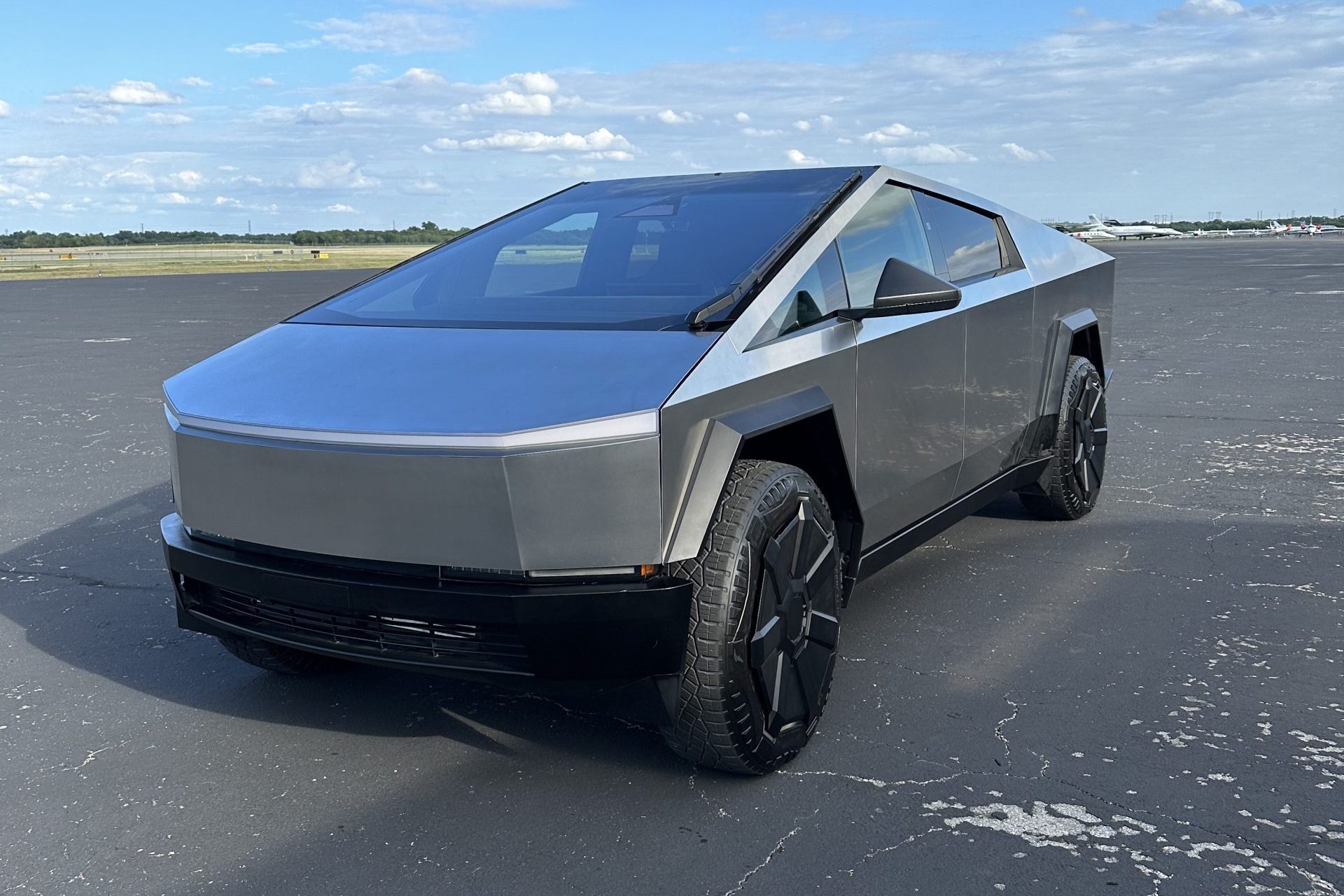 Илон Маск анонсировал спецверсии Tesla Cybertruck для Китая и Европы