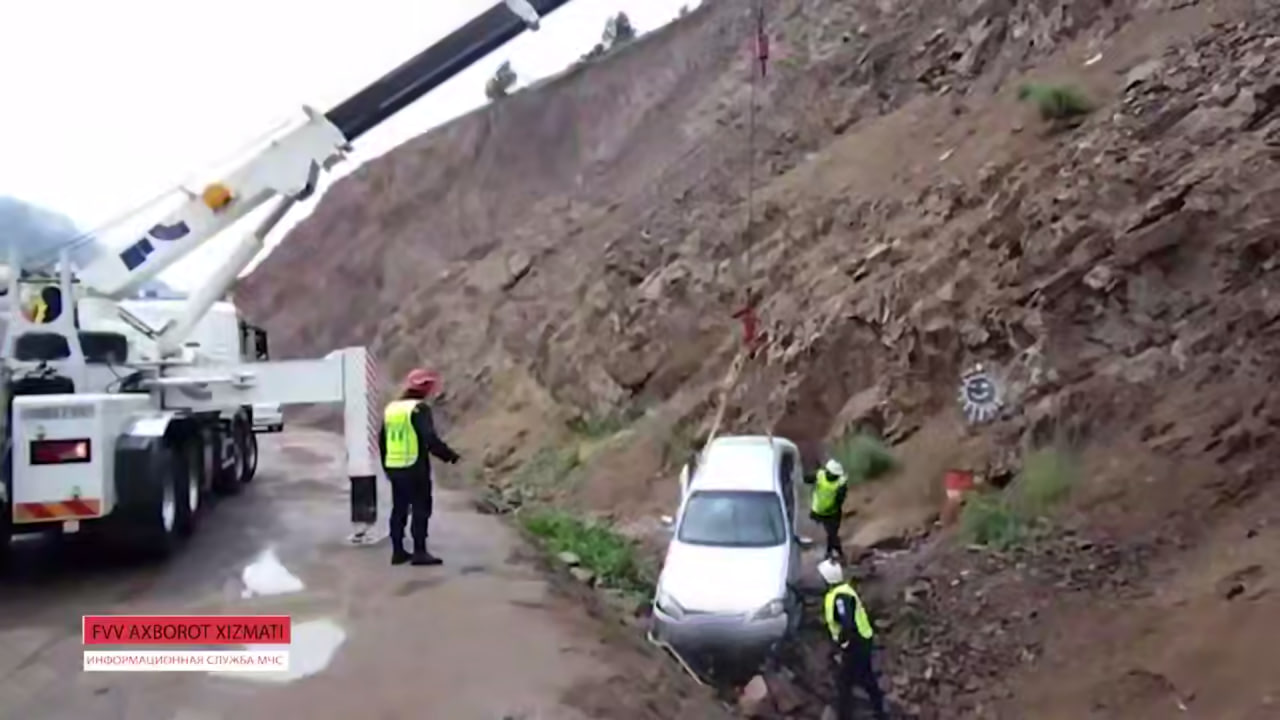 Qamchiqda Gentra xandaqqa tushib ketdi, Mersedes yo‘l o‘rtasidagi temir to‘siqqa urildi