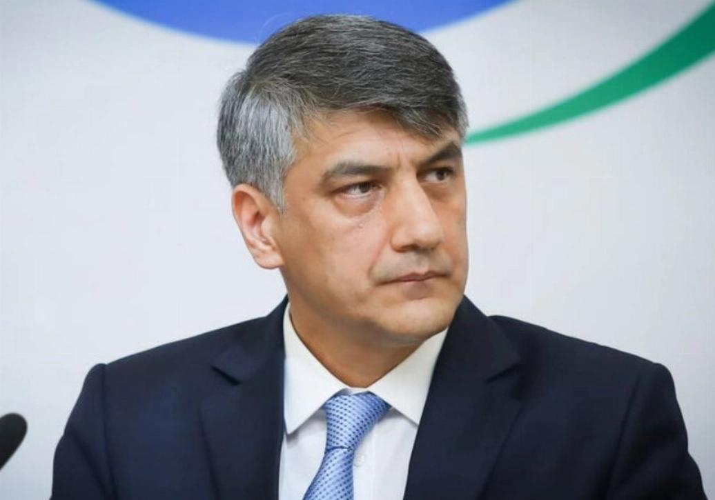 “Ayollarni pasportga ro‘molini yechib tushishga majburlashni ham to‘xtatish kerak” – Alisher Qodirov