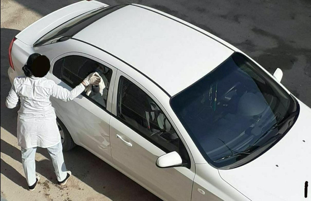 В Каракалпакстане в очередной раз заметили врача за мытьем машины несмотря на запреты президента