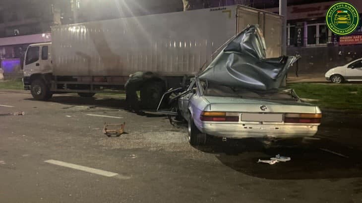 В Ташкенте легковой автомобиль влетел в грузовик: есть погибшие