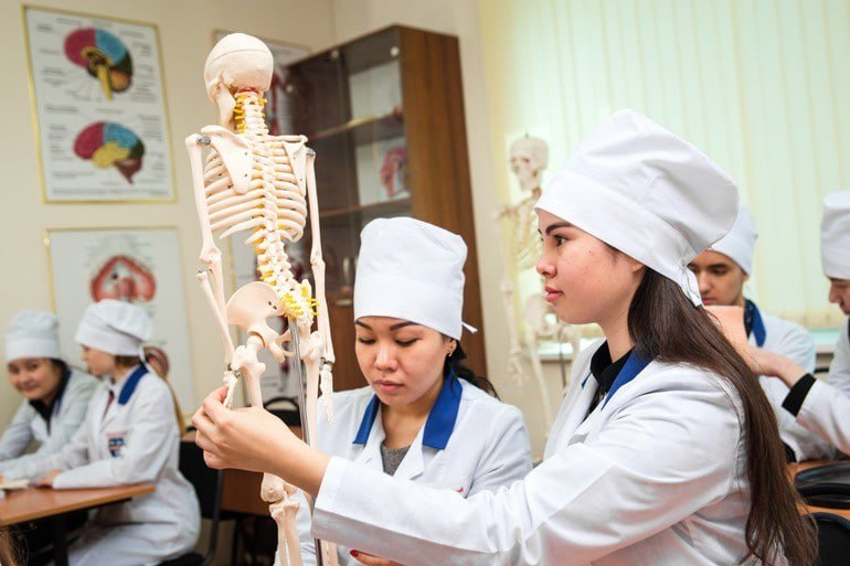 В Узбекистане студентам-медикам будут платить стипендию за владение иностранным языком
