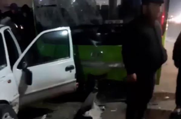 В Джизаке уснувший водитель автобуса врезался в очередь из семи машин — видео