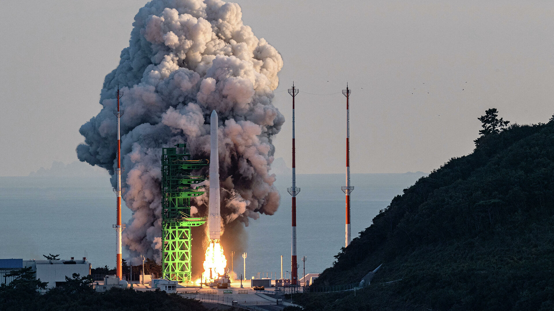 Южная Корея запустила первую собственную космическую ракету - видео