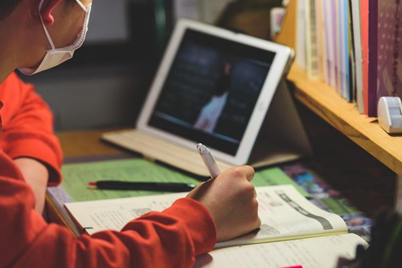 В Минмахалли прокомментировали слухи, где родители должны взять подпись с махалли для обучения детей дома онлайн