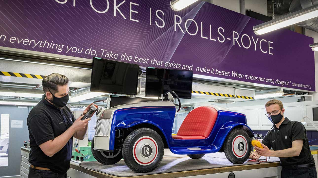 Всё ради детей: Rolls-Royce провел техобслуживание детского электромобиля