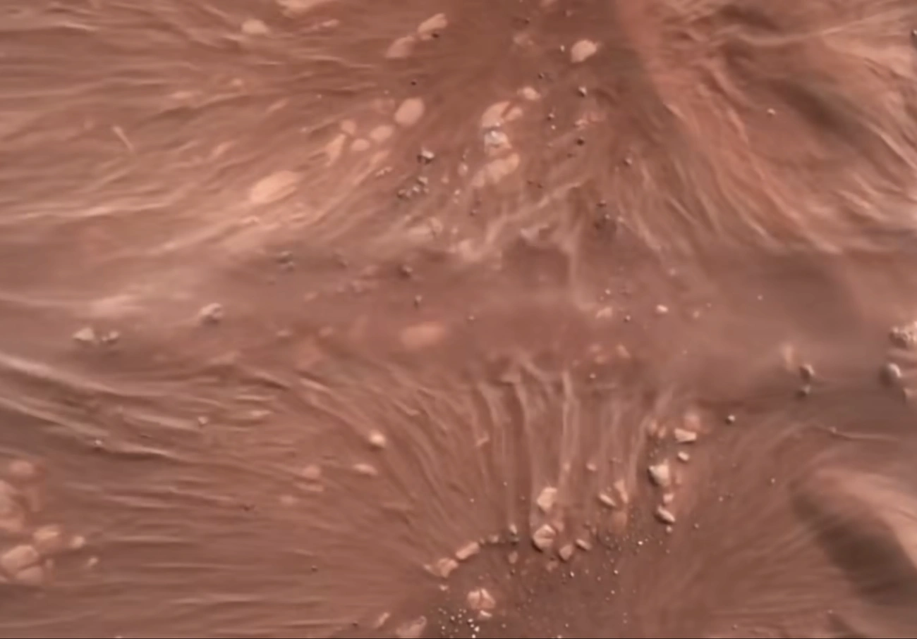 Поверхность Марса, снятая с камеры, установленной в нижней части ровера<br>