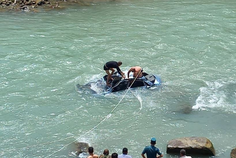 В Сурхандарье автомобиль съехал в реку: водитель умер из-за сердечного приступа