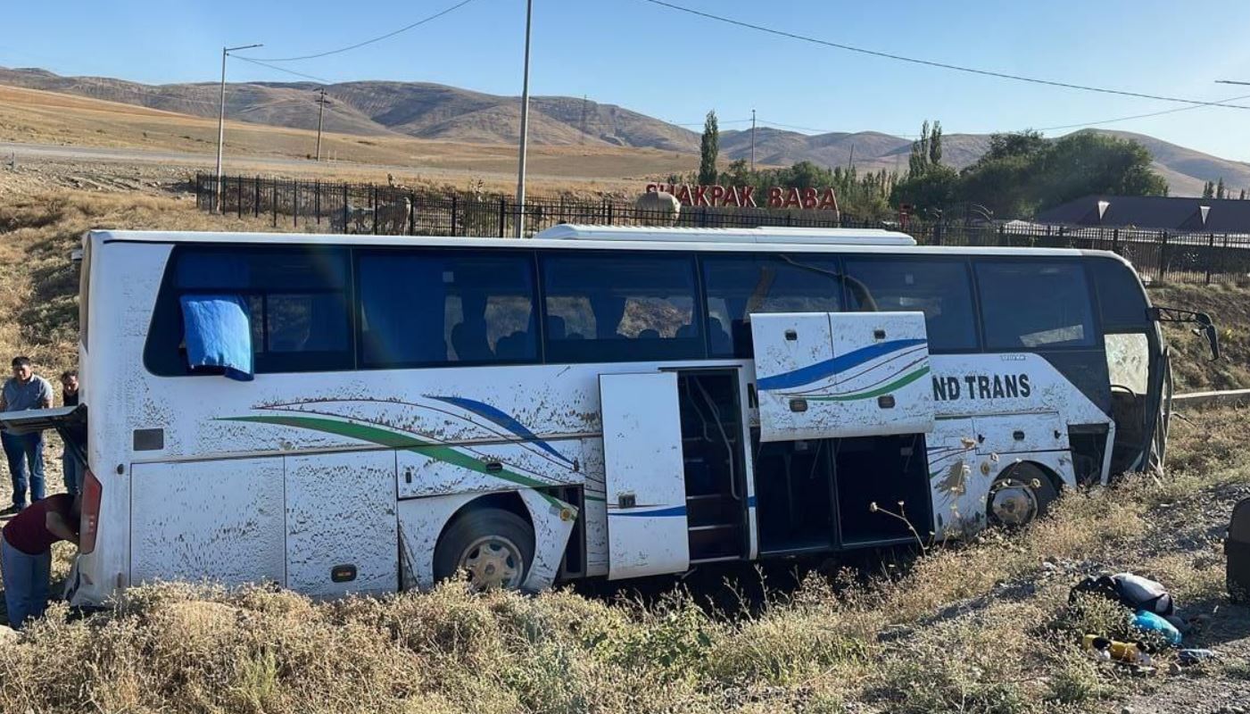 Ехавший из Узбекистана автобус вылетел с дороги в Казахстане: пострадали 12 человек