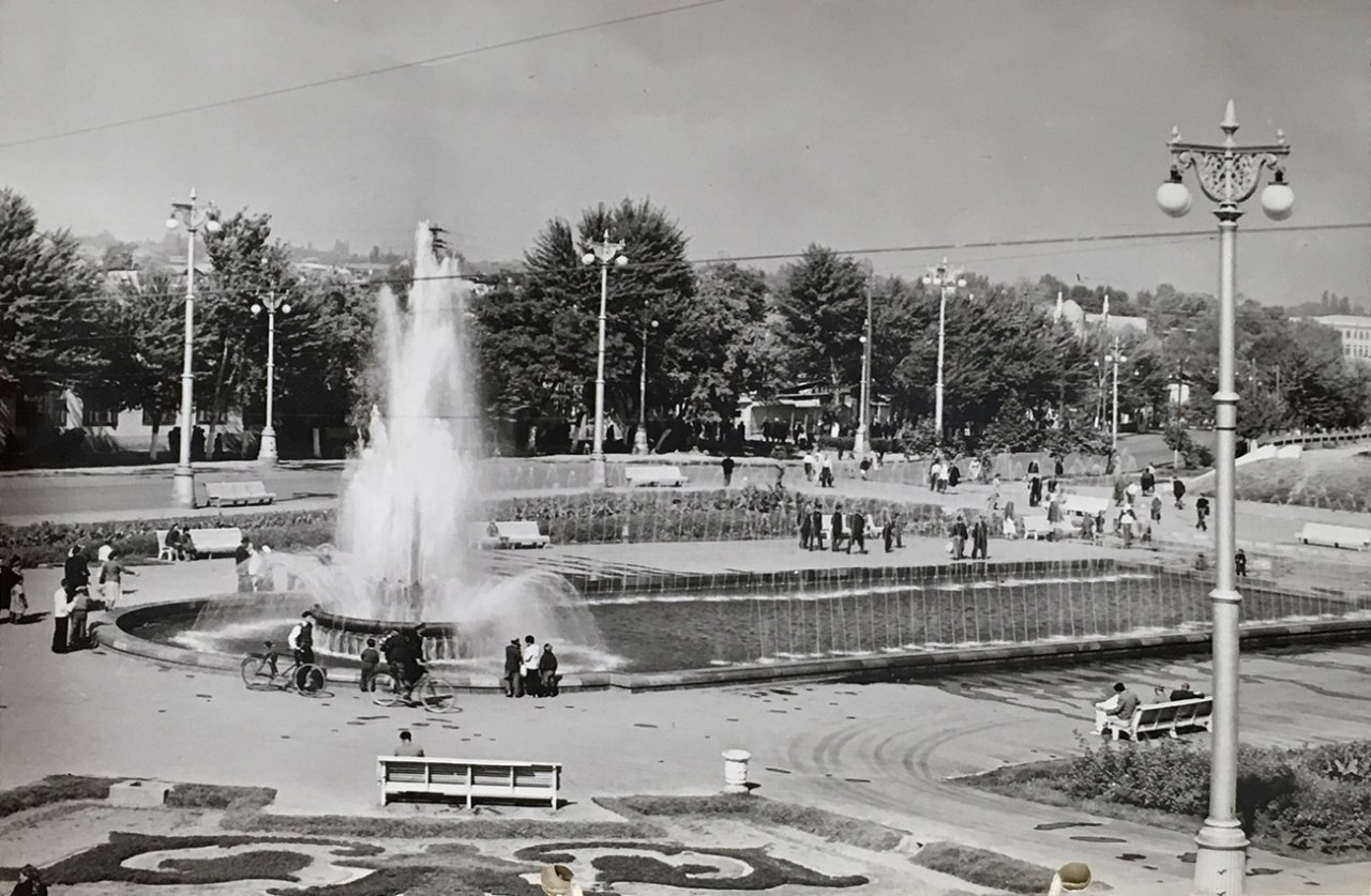 Toshkent shahrida joylashgan Komsomolskaya maydoni. 1954-yil<br>