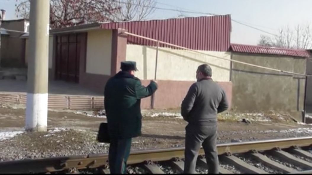 Две узбекистанки не услышали сигналы приближающихся поездов из-за наушников и были сбиты 