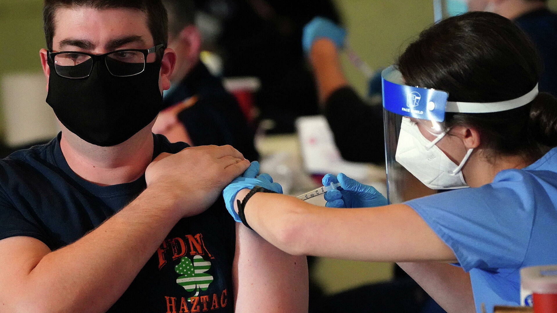 Вакцинированным жителям США разрешили не носить маски и не соблюдать дистанцию