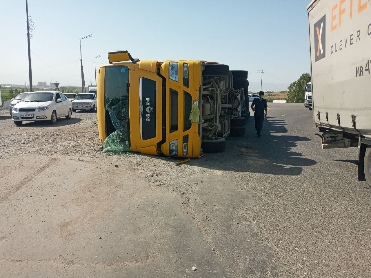 В Самарканде из-за перегруза перевернулся грузовик