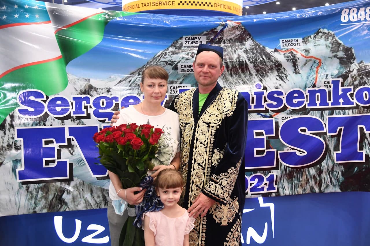 Покоривший Эверест узбекистанец вернулся на родину и получил автомобиль в подарок
