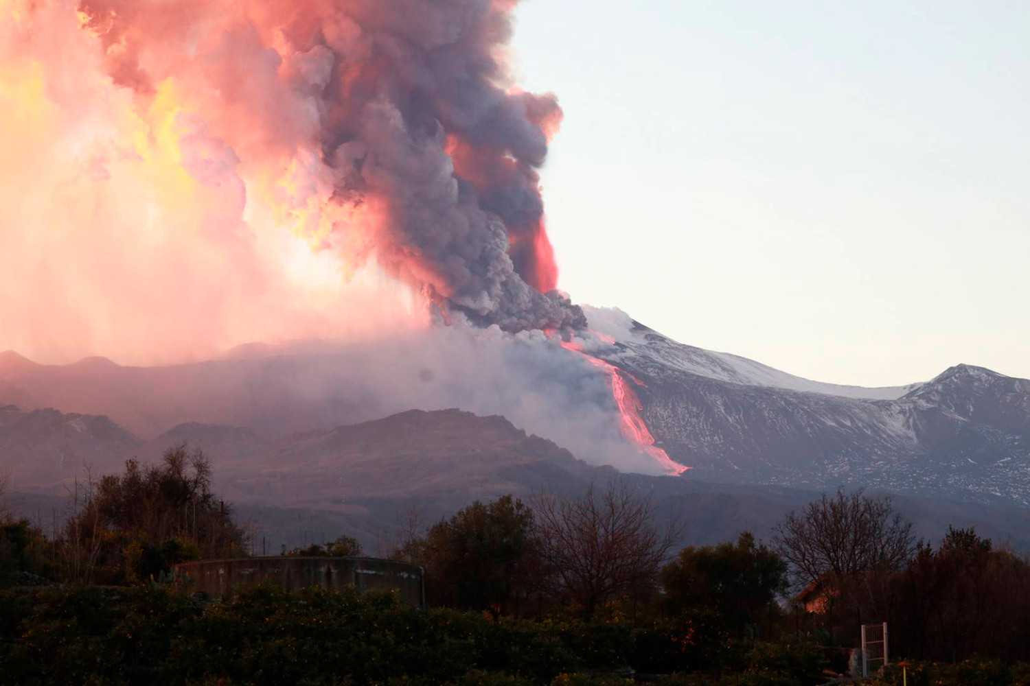 На Сицилии извергается вулкан Этна - видео