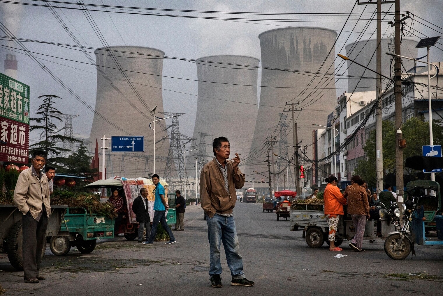 В Китае некоторым заводам запретили работать днем, а местным жителям включать микроволновки и обогреватели из-за энергокризиса в стране