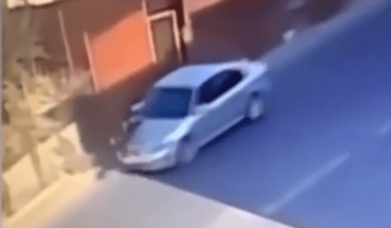 Житель Бишкека проволок свою жену на капоте машины и насильно забрал ребенка – видео