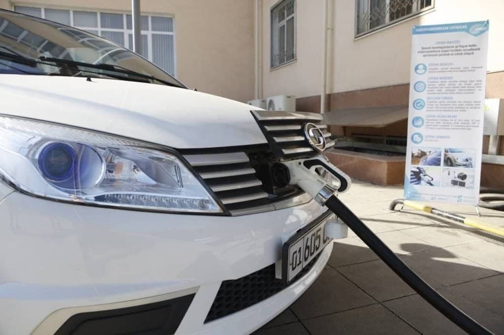 В Узбекистане создали устройство, заряжающее электромобили с помощью солнечной энергии