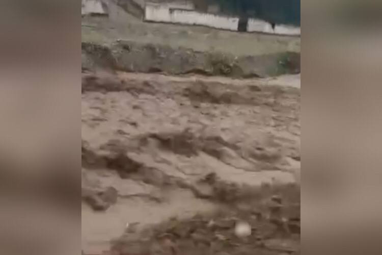 В Джизаке снова сошли селевые потоки — видео