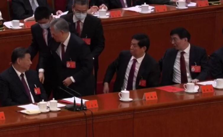 Экс-главу Китая вывели под руки со съезда Компартии — видео