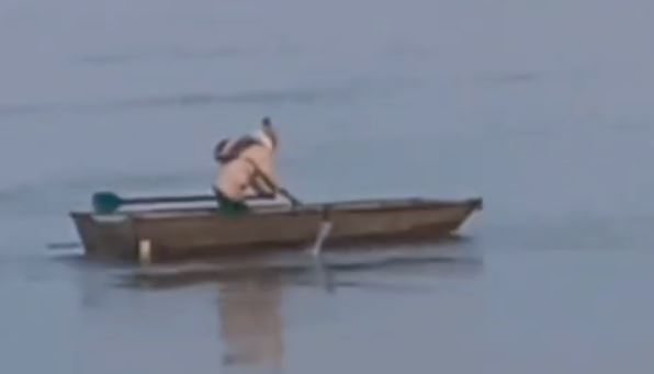 В Сырдарье заметили девочку, добирающуюся до школы на лодке — видео
