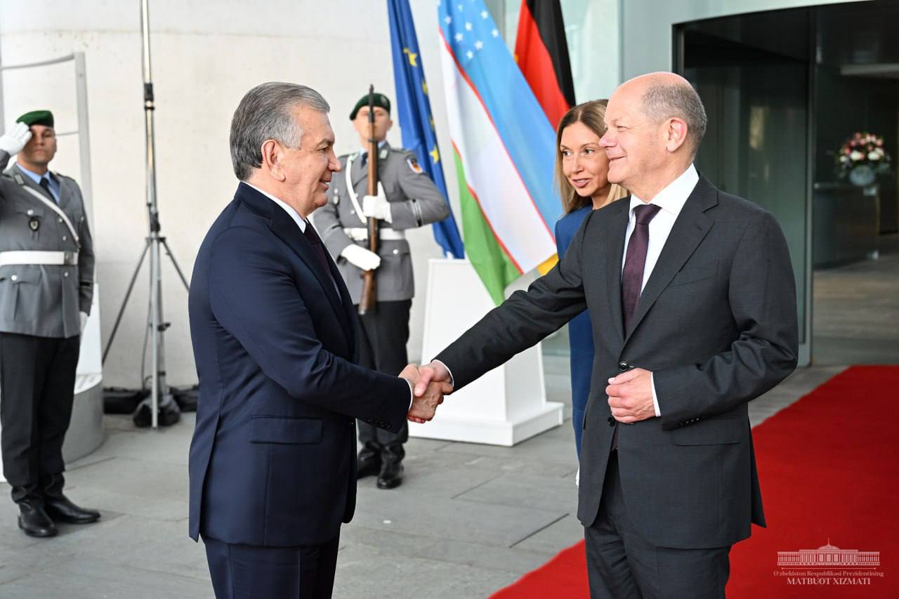 Мирзиёев пригласил Шольца посетить Узбекистан