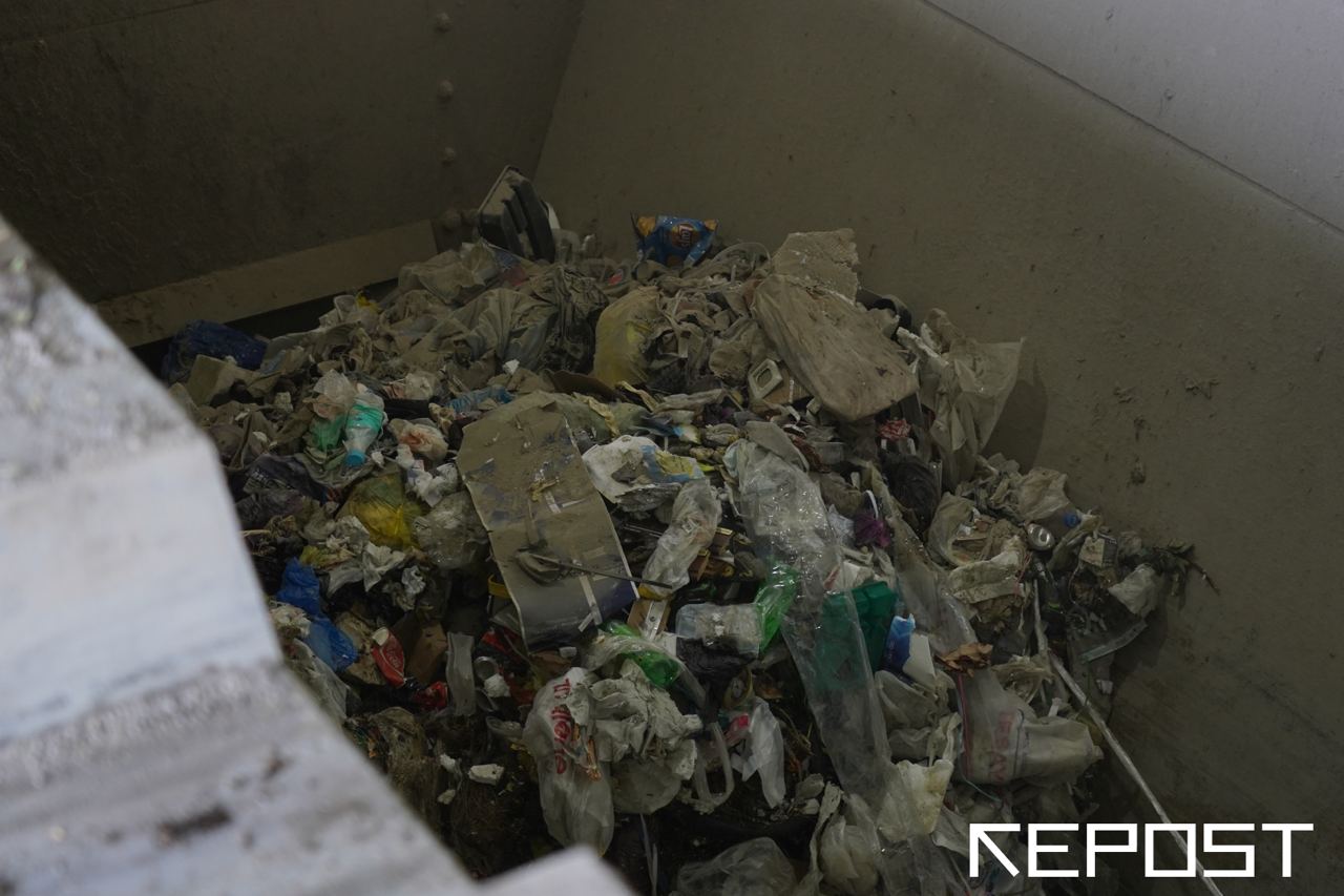 Мусороперегрузочная станция, процесс утрамбовывания мусора. Фото: Repost.uz