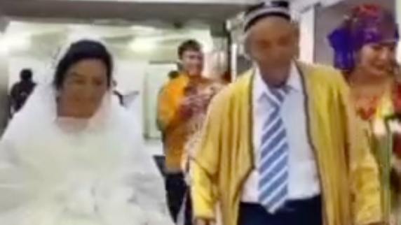 В Ташкенте поженилась пара преклонного возраста